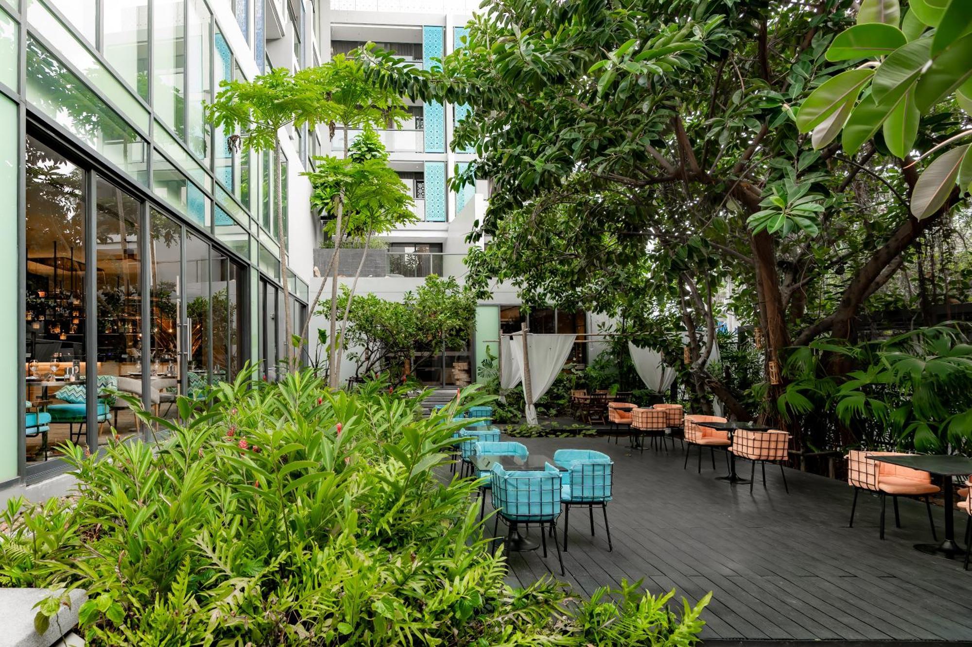 Hotel Indigo Phuket Patong By Ihg Екстер'єр фото The hotel's courtyard