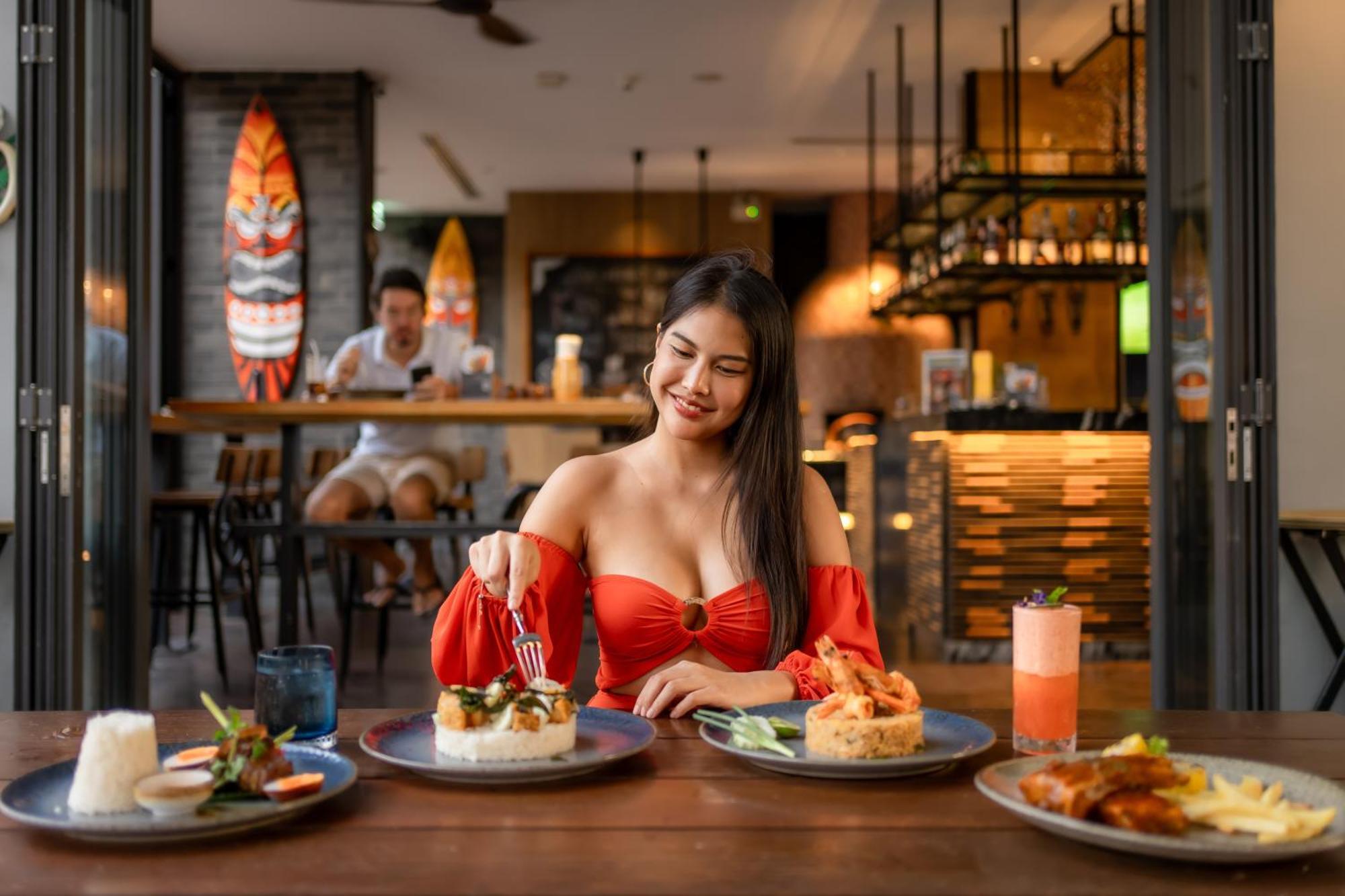 Hotel Indigo Phuket Patong By Ihg Екстер'єр фото A woman eating at a restaurant