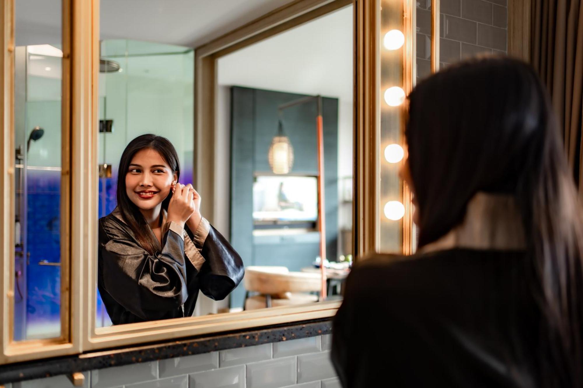 Hotel Indigo Phuket Patong By Ihg Екстер'єр фото A woman in a dressing room